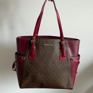 MICHAEL KORS
Voyager Medium Logo Tote Bag
